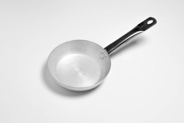 Alüminyum kızartma tavası beyaz arka planda izole edildi. Yüksek çözünürlüklü fotoğraf. Üst görüntü. Model.