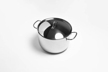 Paslanmaz çelik kızartma tavası beyaz arka planda izole edilmiş. Yüksek çözünürlüklü fotoğraf. Üst görüntü. Model.