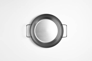 Paslanmaz çelik kızartma tavası beyaz arka planda izole edilmiş. Yüksek çözünürlüklü fotoğraf. Üst görüntü. Model.