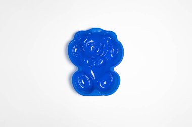 Silikon pişirme kabı beyaz arka planda izole edildi. Yüksek çözünürlüklü fotoğraf. Üst görünüm. Model.