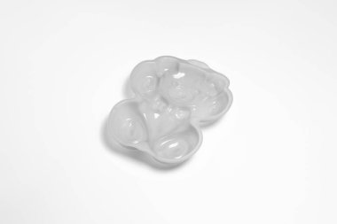 Silikon pişirme kabı beyaz arka planda izole edildi. Yüksek çözünürlüklü fotoğraf. Üst görünüm. Model.