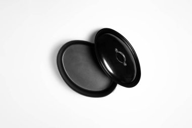 Beyaz arka planda izole edilmiş granit pişirme kabı. Yemek pişirme kabı. Yüksek çözünürlüklü fotoğraf. Model.