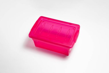 Kapağı beyaz arka planda izole edilmiş plastik yiyecek kabı. Depolama konteynırı. Yüksek çözünürlüklü fotoğraf. Üst görüntü. Model.