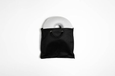 Beyaz uyku yastığı ya da boyun yastığı kullan. Beyaz arka planda izole edilmiş. Yüksek çözünürlüklü fotoğraf. Model.