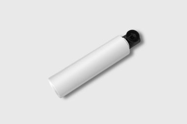 Sprey şişe beyaz arka planda izole edildi. 3 boyutlu görüntüleme. Model