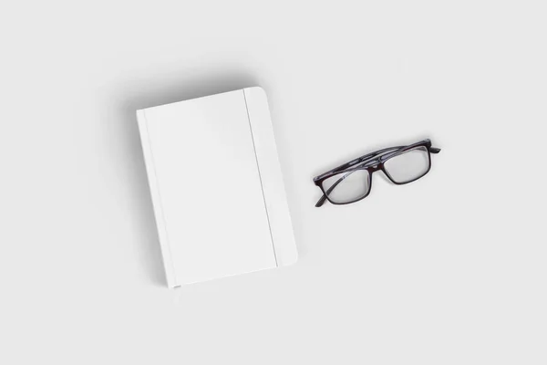 Cuaderno Con Gafas Aisladas Sobre Fondo Blanco Representación Mock —  Fotos de Stock