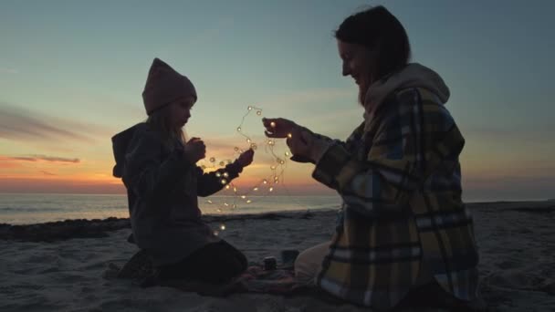 Matka świętuje z córką na plaży — Wideo stockowe