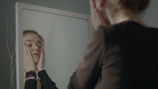 Μια γυναίκα φροντίζει το δέρμα του προσώπου της — Αρχείο Βίντεο