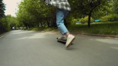 Parkta kaykay yapan genç bir kız.