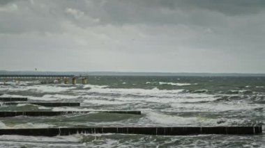 Dalgalar Rıhtımın yakınına düştü