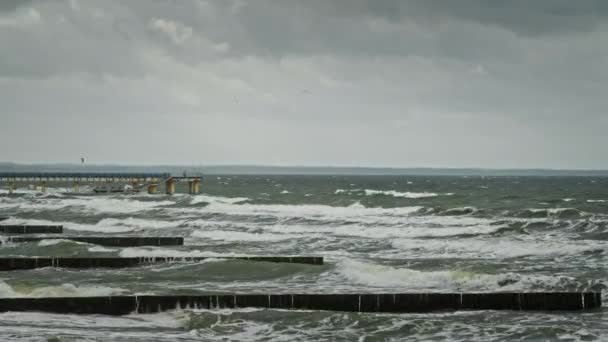 Ruwe Zee golven crashen in de buurt van de pier — Stockvideo