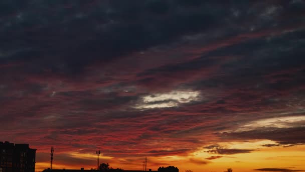 Úžasný západ slunce nad městem — Stock video