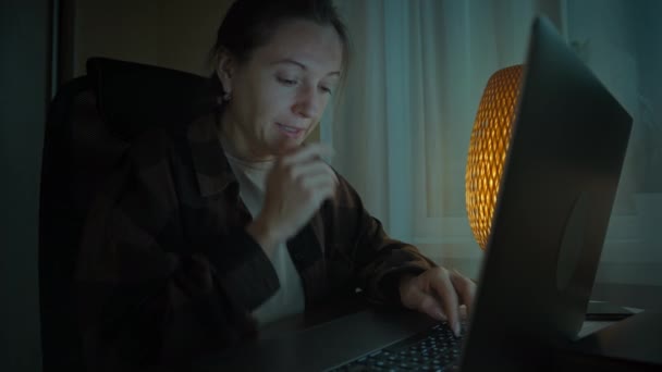 Mujer trabajando desde casa por la noche — Vídeo de stock