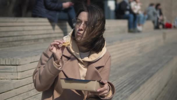 Γυναίκα φοιτητής τρώγοντας μεσημεριανό γεύμα έξω από την πανεπιστημιούπολη — Αρχείο Βίντεο