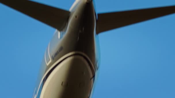 Verkehrsflugzeug Airbus A320 kommt an — Stockvideo