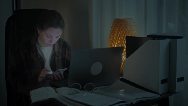 Mulher trabalha em casa tarde da noite — Vídeo de Stock