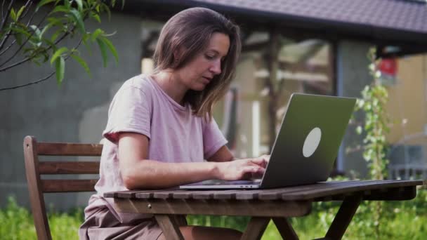 Kobieta pracująca z laptopem na zewnątrz — Wideo stockowe