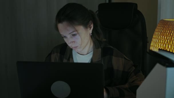 El exceso de trabajo en casa tarde en la noche — Vídeo de stock