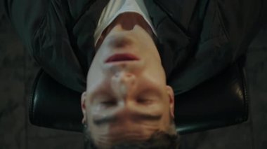 Geceleri bir adam ofiste tek başına uyuşturucu kullanıyor..