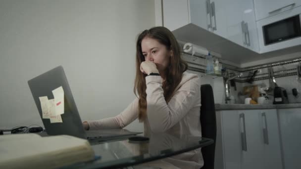 Freelancer femenina utiliza el ordenador portátil en casa — Vídeo de stock
