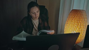 Gece geç saatlere kadar çalışan bir kadın.
