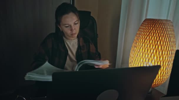 夜遅くまで家で働く女性 — ストック動画