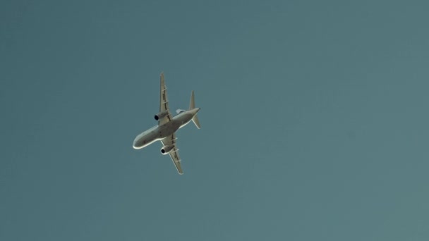 Sukhoi Superjet letadlo nad hlavou vzlétlo — Stock video