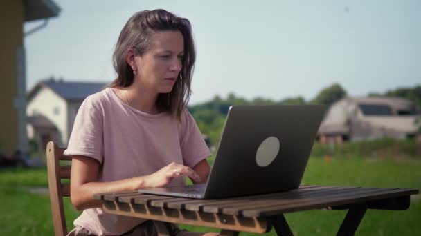 Kobieta Freelancer pracuje z laptopem na zewnątrz — Wideo stockowe