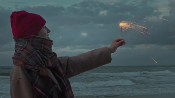 Γυναίκα χορεύει με sparklers στην παραλία — Αρχείο Βίντεο