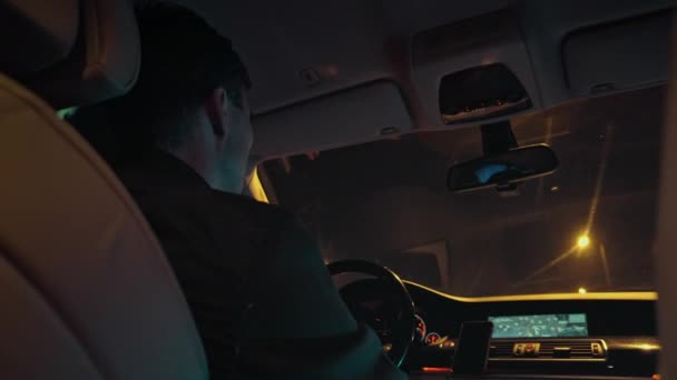 Homme conduisant sa voiture la nuit. — Video