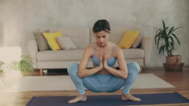Evde yoga yapan bir kadın.