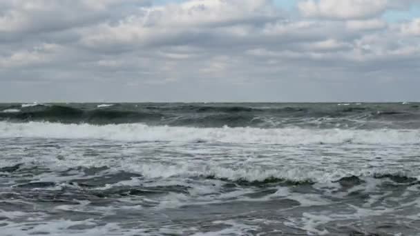 Stormachtige zee bij bewolkt weer. — Stockvideo