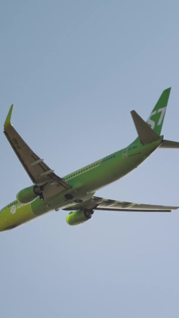 Boeing 737 S7 Airlines plane overhead takeoff — Stock Video