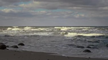 Güneş ışığı altında deniz dalgaları.