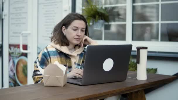 Vrouw bezig met laptop buiten — Stockvideo