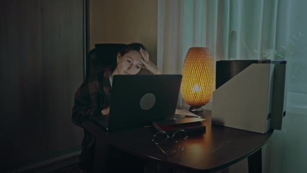 Mujer trabaja en casa hasta tarde en la noche — Vídeo de stock