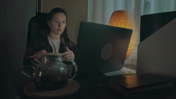 Feminino trabalhando até tarde da noite em casa — Vídeo de Stock