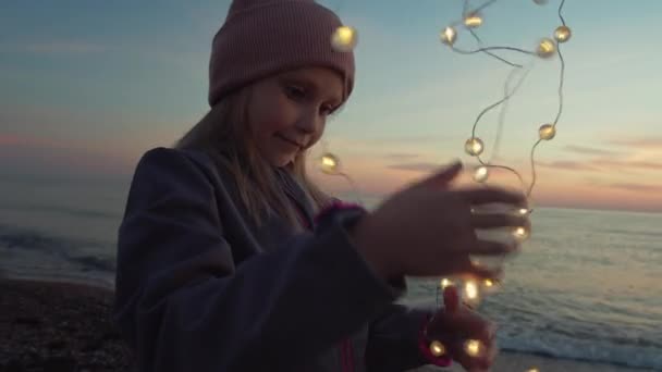 Lilla glada flicka firar på stranden — Stockvideo