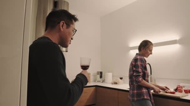 Diverse couple in kitchen at evening — Vídeo de Stock