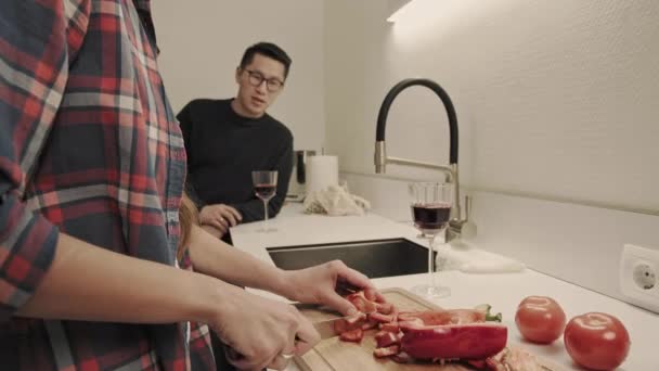 Žena s asijským chlapem připravuje večeři — Stock video