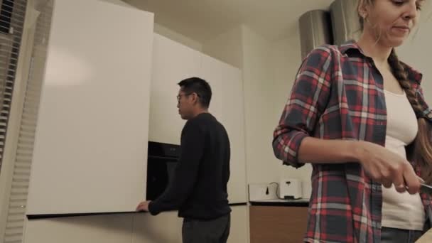 Mężczyzna pomaga kobieta gotować obiad — Wideo stockowe