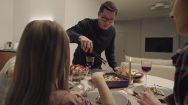 Çeşitli aile yemekleri.