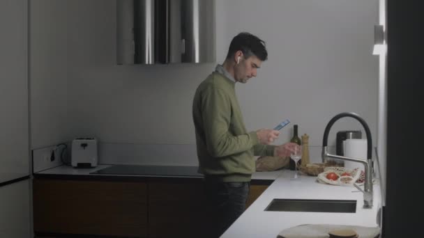 Homem derramando-se vinho na cozinha — Vídeo de Stock