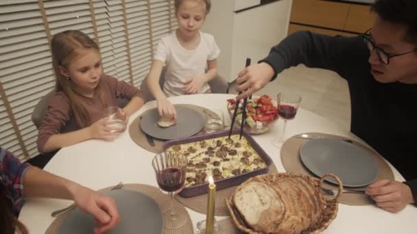 Rodina večeří doma. — Stock video
