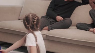 Babam çocuklarla televizyon izliyor.