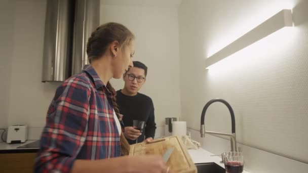 Man en vrouw samen koken en wijn drinken — Stockvideo