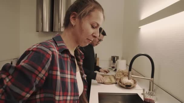Paar kookhamers in de keuken — Stockvideo