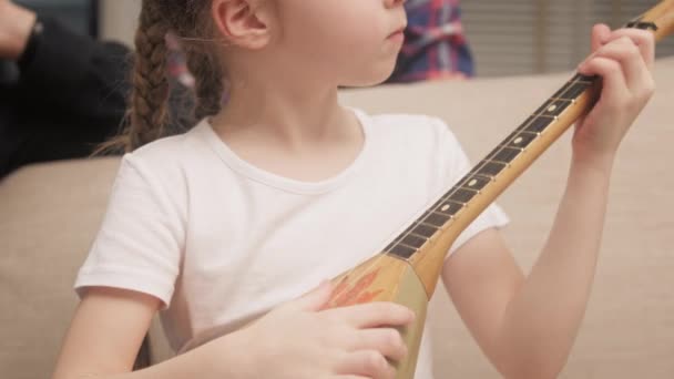 Meisje dat balalaika speelt — Stockvideo