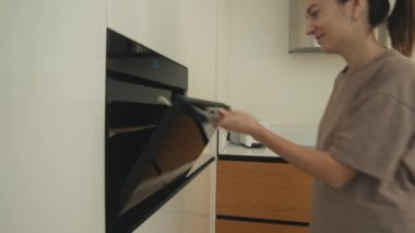 Kadın zencefilli kurabiye pişiriyor.