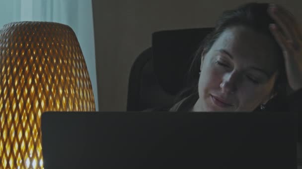 Mulher usar laptop em seu quarto à noite. — Vídeo de Stock